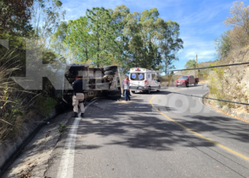 Pipa sin frenos vuelca sobre el camino de Panotla a Temetzontla