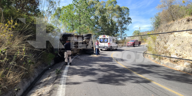 Pipa sin frenos vuelca sobre el camino de Panotla a Temetzontla