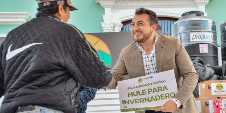 ESTOS APOYOS SE CONVIERTEN EN LUCES DE ESPERANZA PARA LAS FAMILIAS HUAMANTLECAS: SALVADOR SANTOS CEDILLO