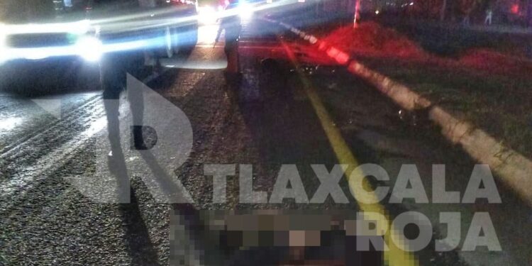 Fallece masculino atropellado en la vía corta a la altura de Papalotla; su cuerpo quedó destrozado