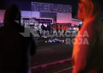 Fallece mujer motociclista tras ser embestida por un tráiler en Papalotla