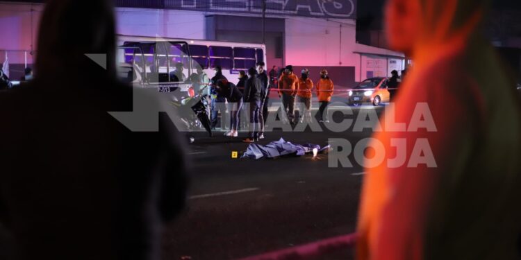 Fallece mujer motociclista tras ser embestida por un tráiler en Papalotla