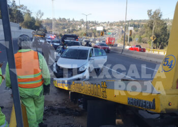 Vehículo se impacta sobre el muro de contención de la Tlaxcala-Apizaco, a la altura de Atlihuetzia