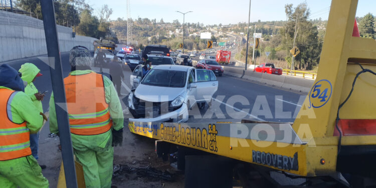 Vehículo se impacta sobre el muro de contención de la Tlaxcala-Apizaco, a la altura de Atlihuetzia