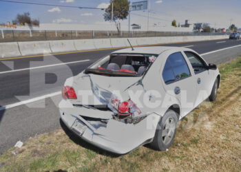 Choca microbús de transporte de personal contra Jetta en Xaloztoc