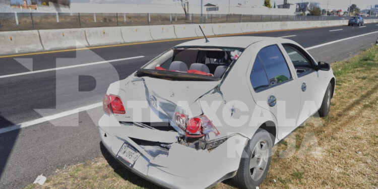 Choca microbús de transporte de personal contra Jetta en Xaloztoc