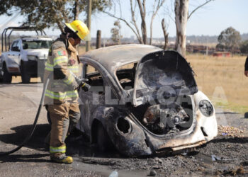 Se incendia «vochito» en la carretera federal México-Veracruz, zona Xaloztoc