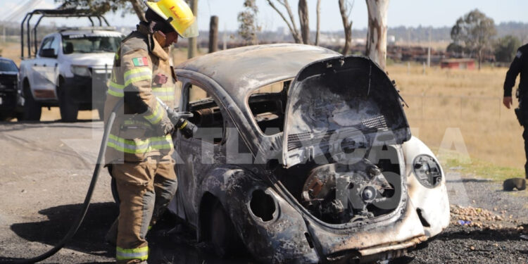 Se incendia «vochito» en la carretera federal México-Veracruz, zona Xaloztoc