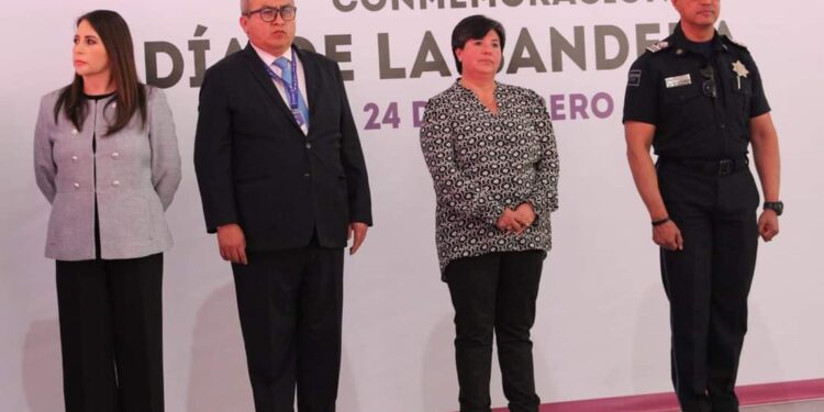 Asiste alcaldesa Maribel Pérez Arenas a ceremonia del Día de la Bandera