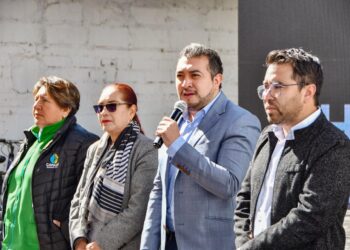 ENTREGA LA COMISIÓN DE AGUA DE HUAMANTLA TINACOS A USUARIOS QUE REALIZARON EL PAGO ANTICIPADO DE SU SERVICIO