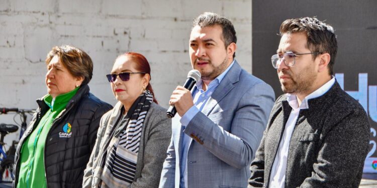 ENTREGA LA COMISIÓN DE AGUA DE HUAMANTLA TINACOS A USUARIOS QUE REALIZARON EL PAGO ANTICIPADO DE SU SERVICIO