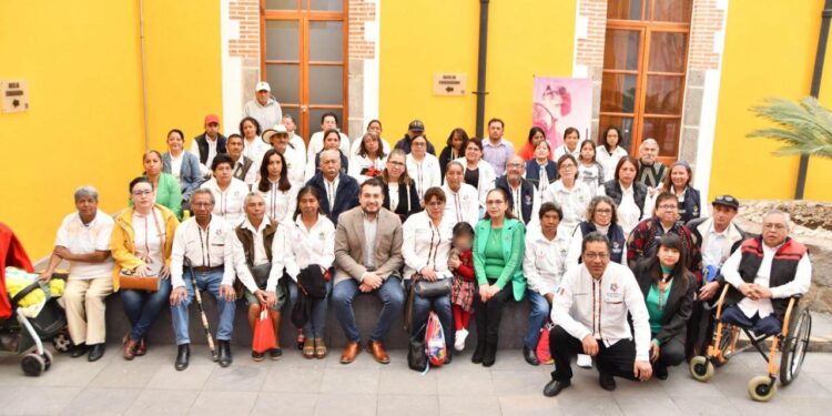 FIRMA SALVADOR SANTOS CEDILLO Y ARTESANOS DE HUAMANTLA CONVENIO DE COMODATO DEL PABELLÓN ARTESANAL