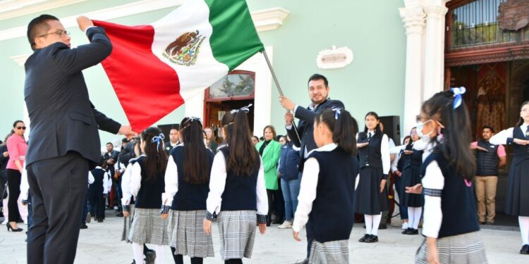 IMPORTANTE FOMENTAR EL AMOR Y RESPETO POR LOS SÍMBOLOS PATRIOS: SALVADOR SANTOS CEDILLO