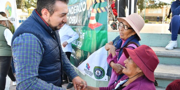 AGRADECEN VECINOS BENEFICIADOS AL PRESIDENTE SALVADOR SANTOS CEDILLO LAS OBRAS EN SUS COMUNIDADES