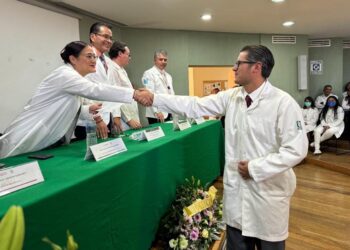 Entrega IMSS Tlaxcala 39 diplomas a médicos especialistas y da la bienvenida a 69 nuevos residentes