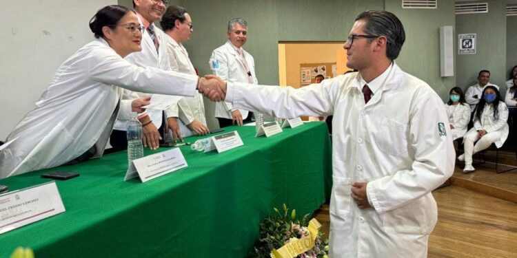 Entrega IMSS Tlaxcala 39 diplomas a médicos especialistas y da la bienvenida a 69 nuevos residentes