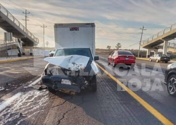 Tráiler choca contra camioneta en Sanctórum