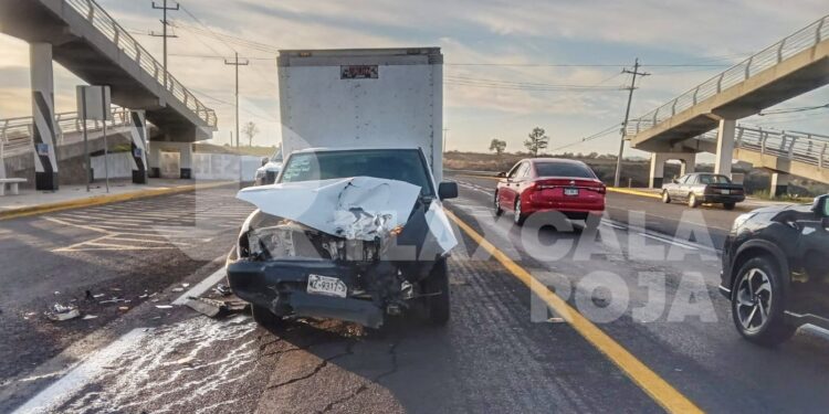 Tráiler choca contra camioneta en Sanctórum