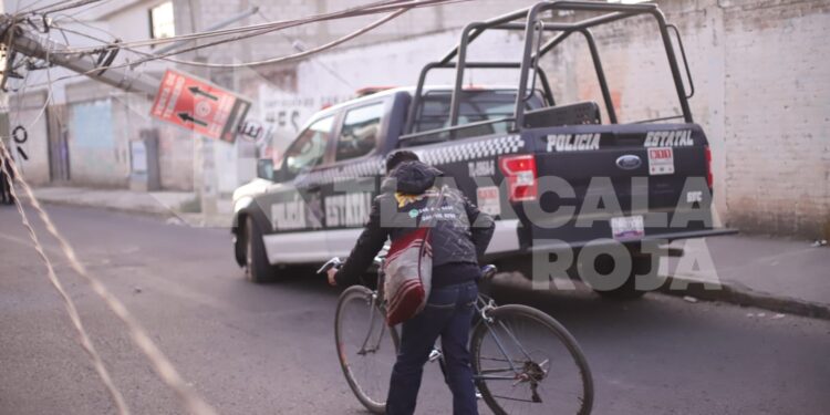 Policías estatales chocan patrulla contra un poste en Tizatlán