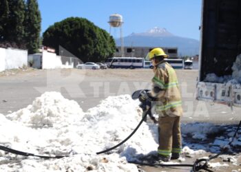 Talachero ocasiona incendio de camión que transportaba estopa en Chiautempan