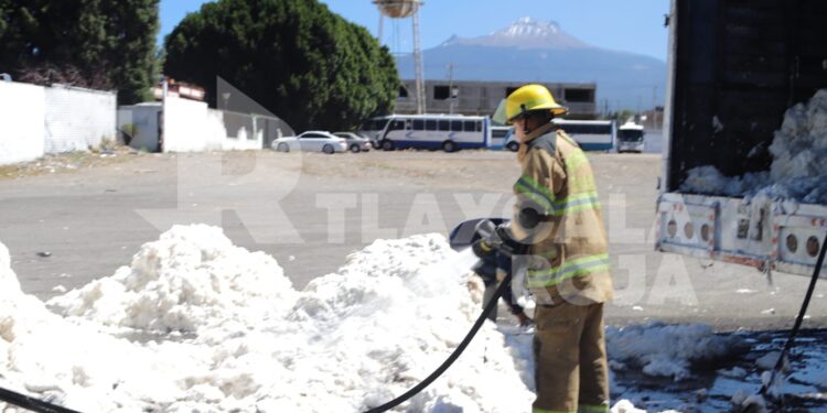 Talachero ocasiona incendio de camión que transportaba estopa en Chiautempan