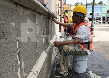 Protegen fachada de Palacio de Gobierno con pintura antigrafﬁti para el 8M