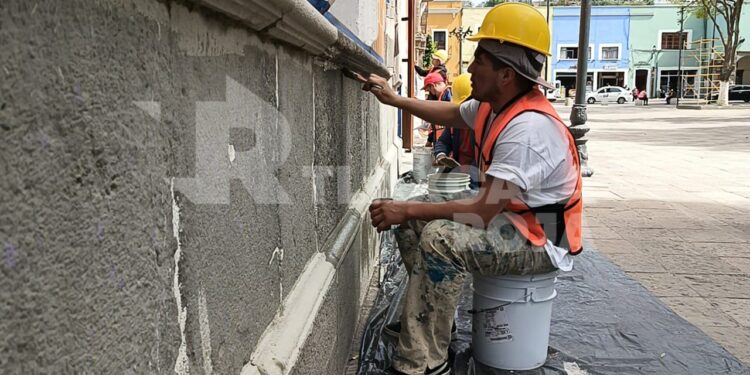 Protegen fachada de Palacio de Gobierno con pintura antigrafﬁti para el 8M