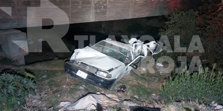 Tras asistir al carnaval fallecen tres mujeres al volcar su vehículo en Nativitas, Tlaxcala