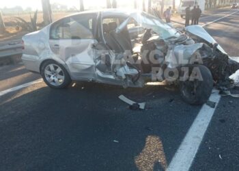 Trailero le da «cerrón» a Jetta y la unidad vuelca en la México-Veracruz, zona Tocatlán