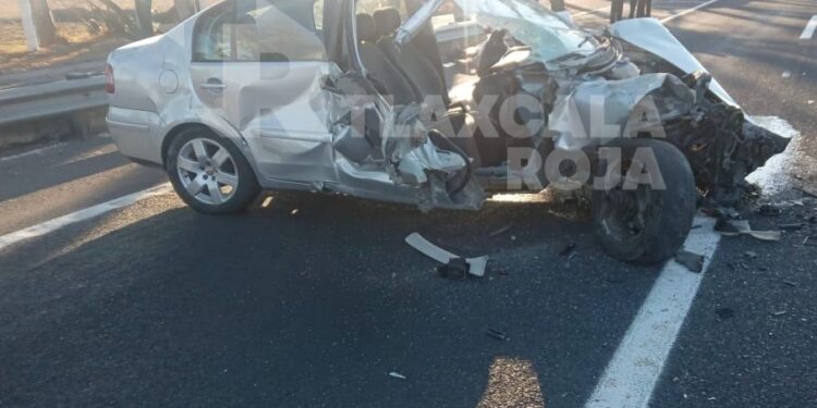 Trailero le da «cerrón» a Jetta y la unidad vuelca en la México-Veracruz, zona Tocatlán