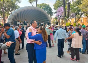 Maestros jubilados y turistas disfrutan del viernes de danzón en la capital