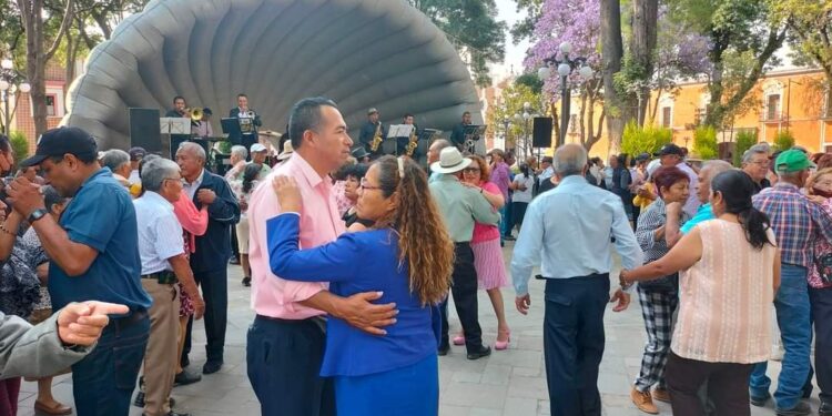 Maestros jubilados y turistas disfrutan del viernes de danzón en la capital