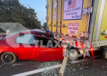 Un hombre muerto deja choque de vehículo contra caja de tráiler en la Amozoc-Perote