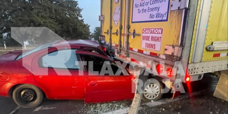 Un hombre muerto deja choque de vehículo contra caja de tráiler en la Amozoc-Perote