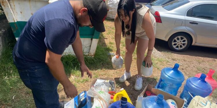 Entrega unidad de medio ambiente de Tlaxcala Capital pilas en desuso a la SMA estatal