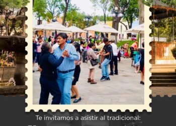 Disfrutan familias del viernes de danzón en la capital