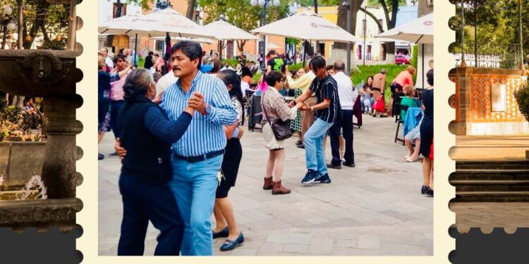 Disfrutan familias del viernes de danzón en la capital
