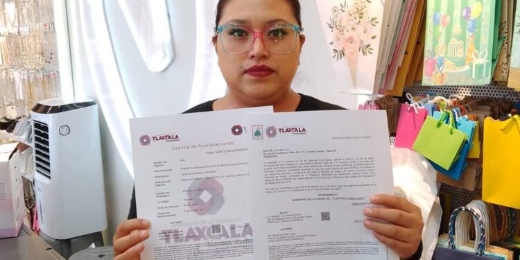 Realiza ayuntamiento campaña de entrega de licencias y refrendos a comercios