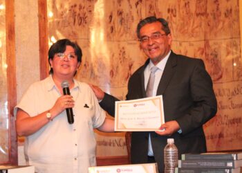 Imparten conferencia sobre salida de las 400 familias en el cabildo capitalino