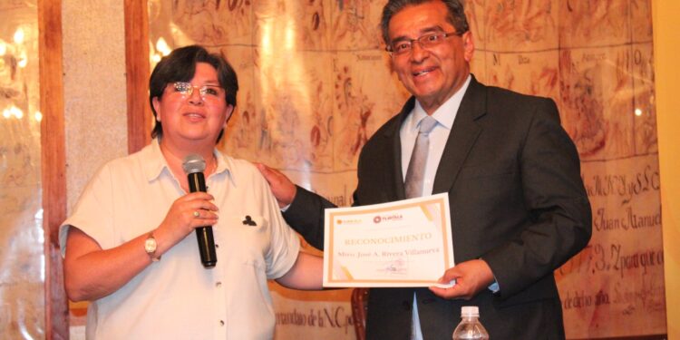 Imparten conferencia sobre salida de las 400 familias en el cabildo capitalino