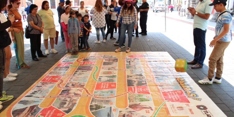 Disfrutan familias capitalinas y turistas del Centro Histórico de Tlaxcala Capital