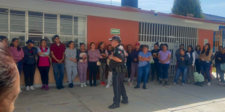 Concientiza Policía de Chiautempan sobre comunicación a temprana edad en preescolar del municipio