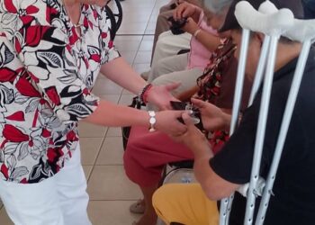 Entrega presidenta municipal de Tlaxcala lentes a personas vulnerables