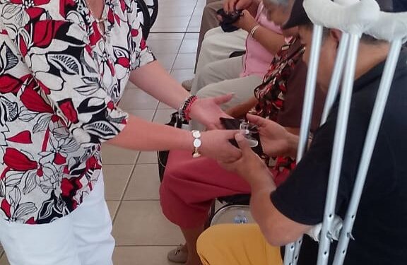 Entrega presidenta municipal de Tlaxcala lentes a personas vulnerables