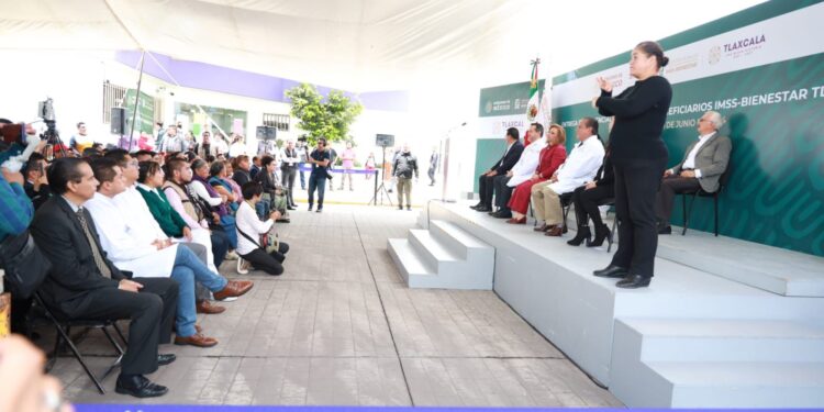 ALCALDE DE CHIAUTEMPAN ATESTIGUA ENTREGA DE CREDENCIALES DEL IMSS-BIENESTAR