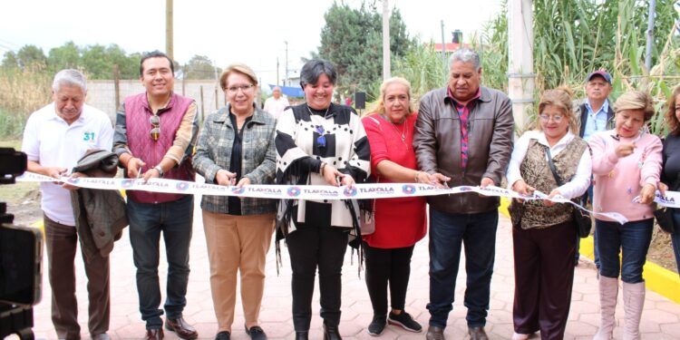 Entrega Maribel Pérez Arenas obras de beneficio en Ocotlán y Tepehitec