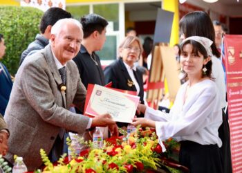 ALCALDE DE CHIAUTEMPAN ASISTE A LA CEREMONIA DE FIN DE CURSO DE AMÉRICA NUEVA