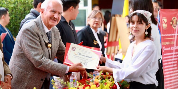 ALCALDE DE CHIAUTEMPAN ASISTE A LA CEREMONIA DE FIN DE CURSO DE AMÉRICA NUEVA