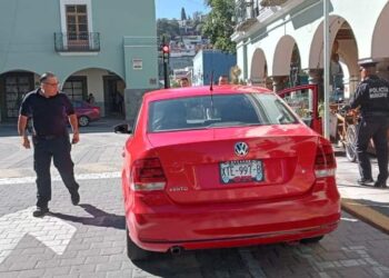 Detectan policías capitalinos vehículo con reporte de abuso de confianza