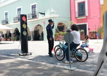 Niñas y niños aprenden sobre señales de transito en área vial de Tlaxcala Capital